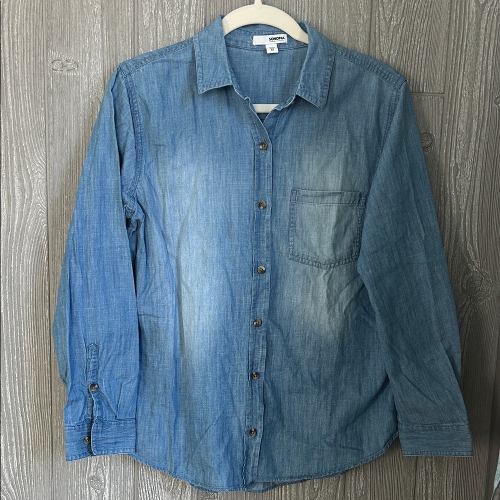 Sonoma ladies soft denim blue shirt, med EUC